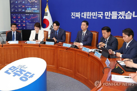 더불어민주당 한준호 최고위원이 18일 서울 여의도 국회에서 열린 최고위원회의에서 발언하고 있다. 연합뉴스